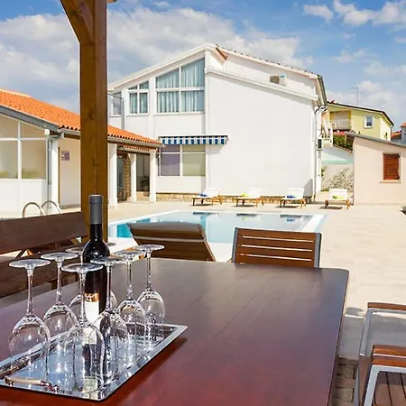 Mali Maj Sleeps 7 Pool Air Con Wifi Вилла