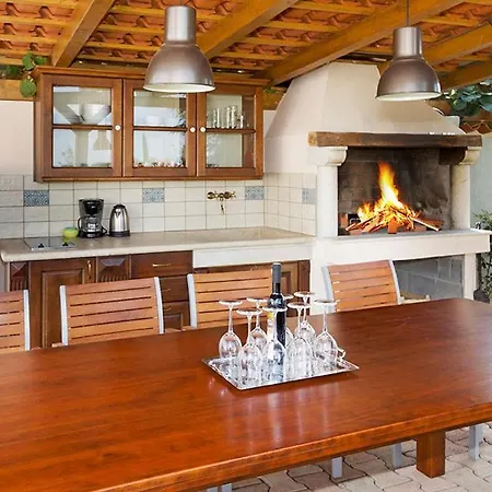 فيلة Mali Maj Sleeps 7 Pool Air Con Wifi *